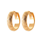 Boucles d'oreilles créoles dorées Abi texturées - Bijou photographié sur fond blanc