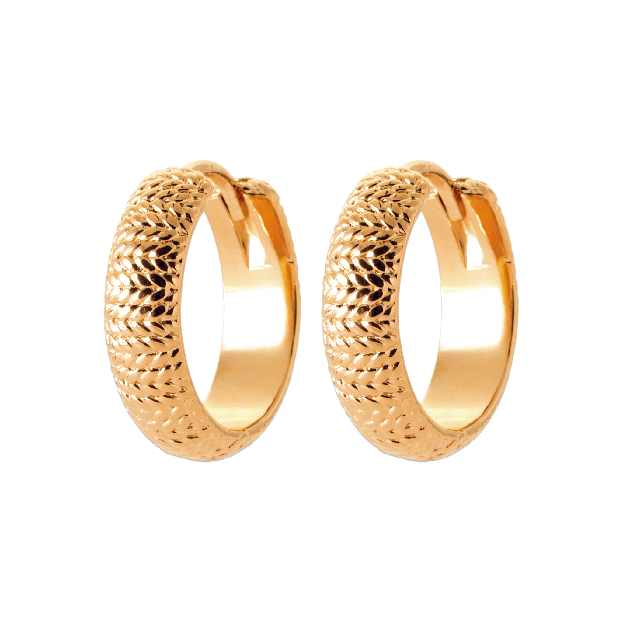 Boucles d'oreilles créoles dorées Abi texturées - Bijou photographié sur fond blanc