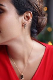 Boucles d'oreilles créoles dorées Abi texturées - Bijou porté