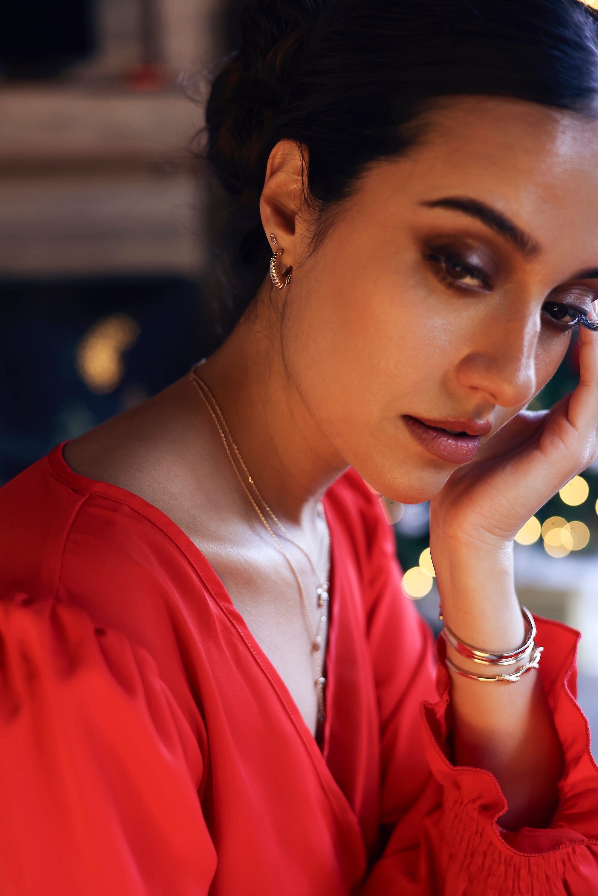 Boucles d'oreilles mini créoles dorées Alora striées - Bijou porté