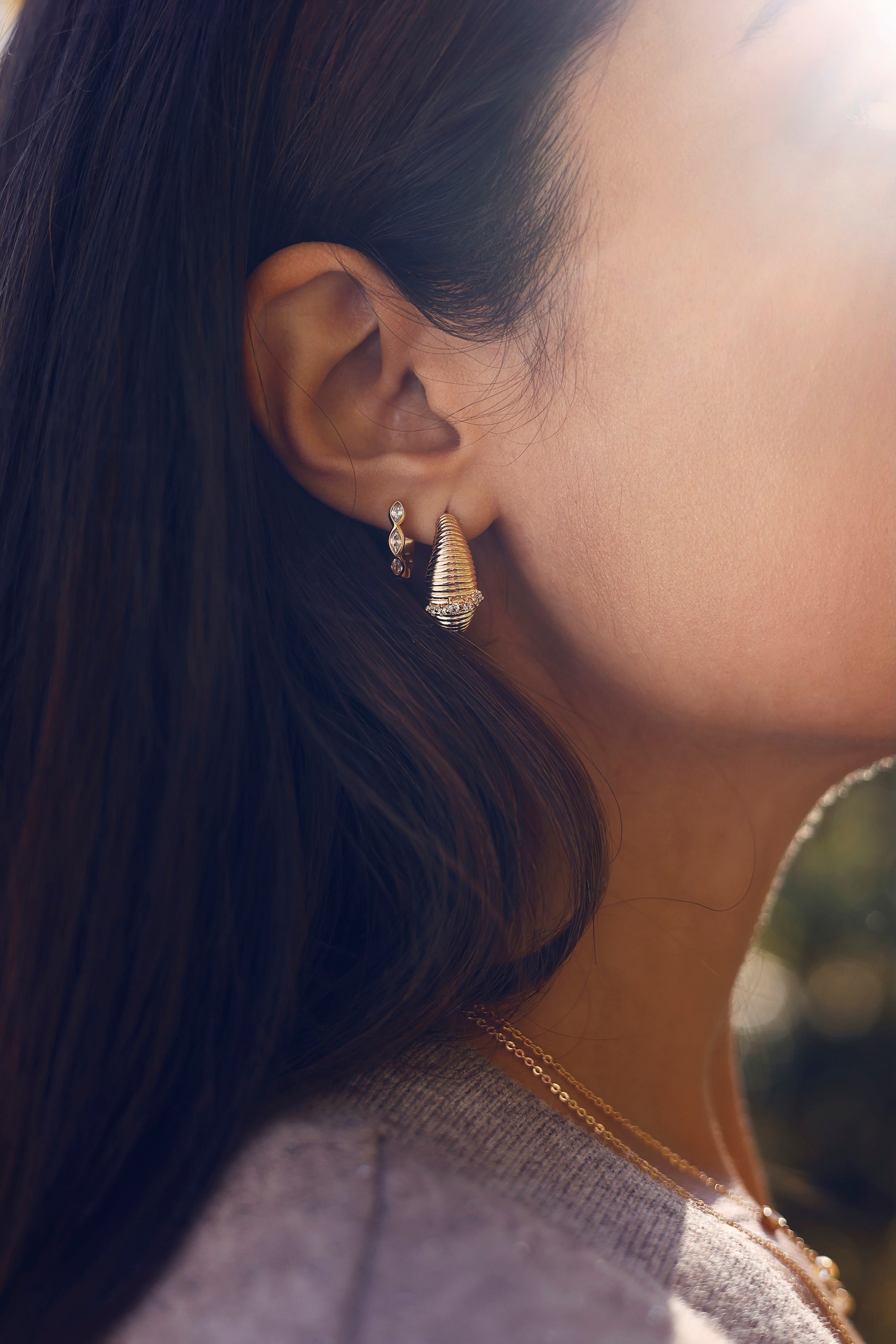 Boucles d'oreilles mini créoles dorées Annalise ornées de zircons - Bijou porté