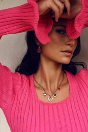 Boucles d'oreilles Benida fuchsia créoles dorées avec pendentif donut rose fuchsia - Bijou porté