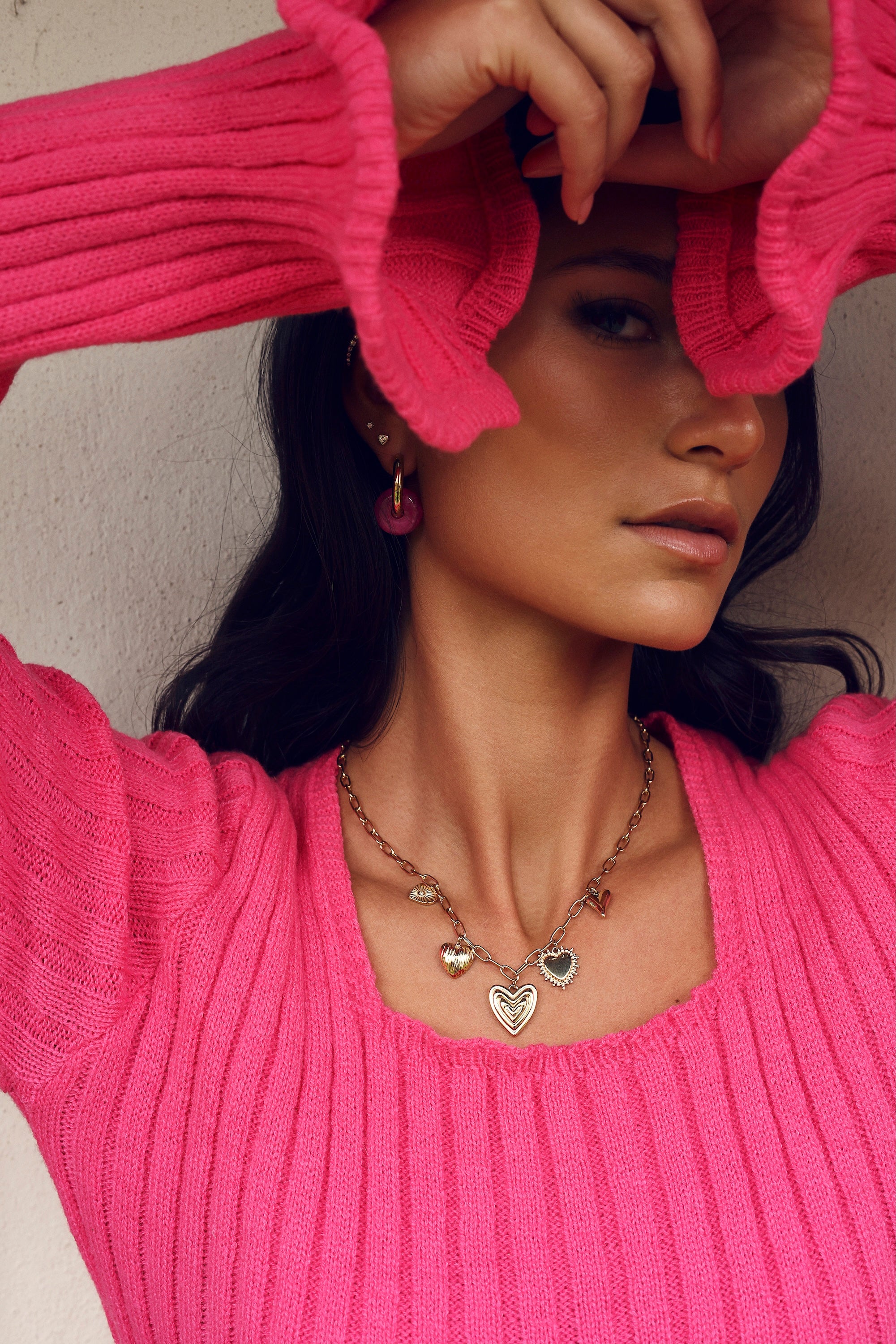 Boucles d'oreilles Benida fuchsia créoles dorées avec pendentif donut rose fuchsia - Bijou porté