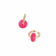 Boucles d'oreilles Benida fuchsia créoles dorées avec pendentif donut rose fuchsia - Bijou photographié sur fond blanc