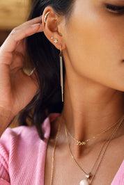 Boucles d'oreilles mini créoles Bessa dorées avec pendentif cœur et chaînes pendantes - Bijou porté
