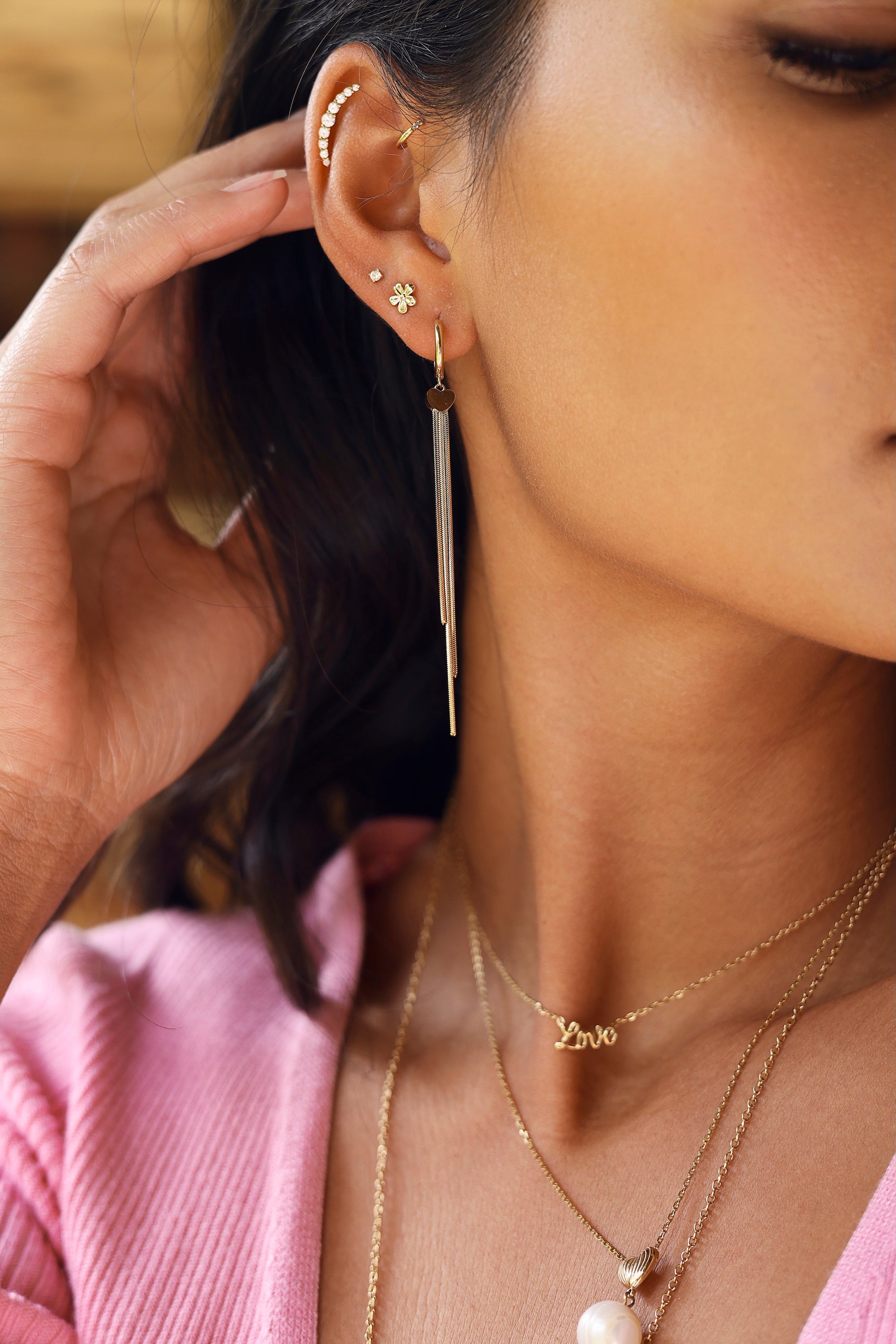 Boucles d'oreilles mini créoles Bessa dorées avec pendentif cœur et chaînes pendantes - Bijou porté
