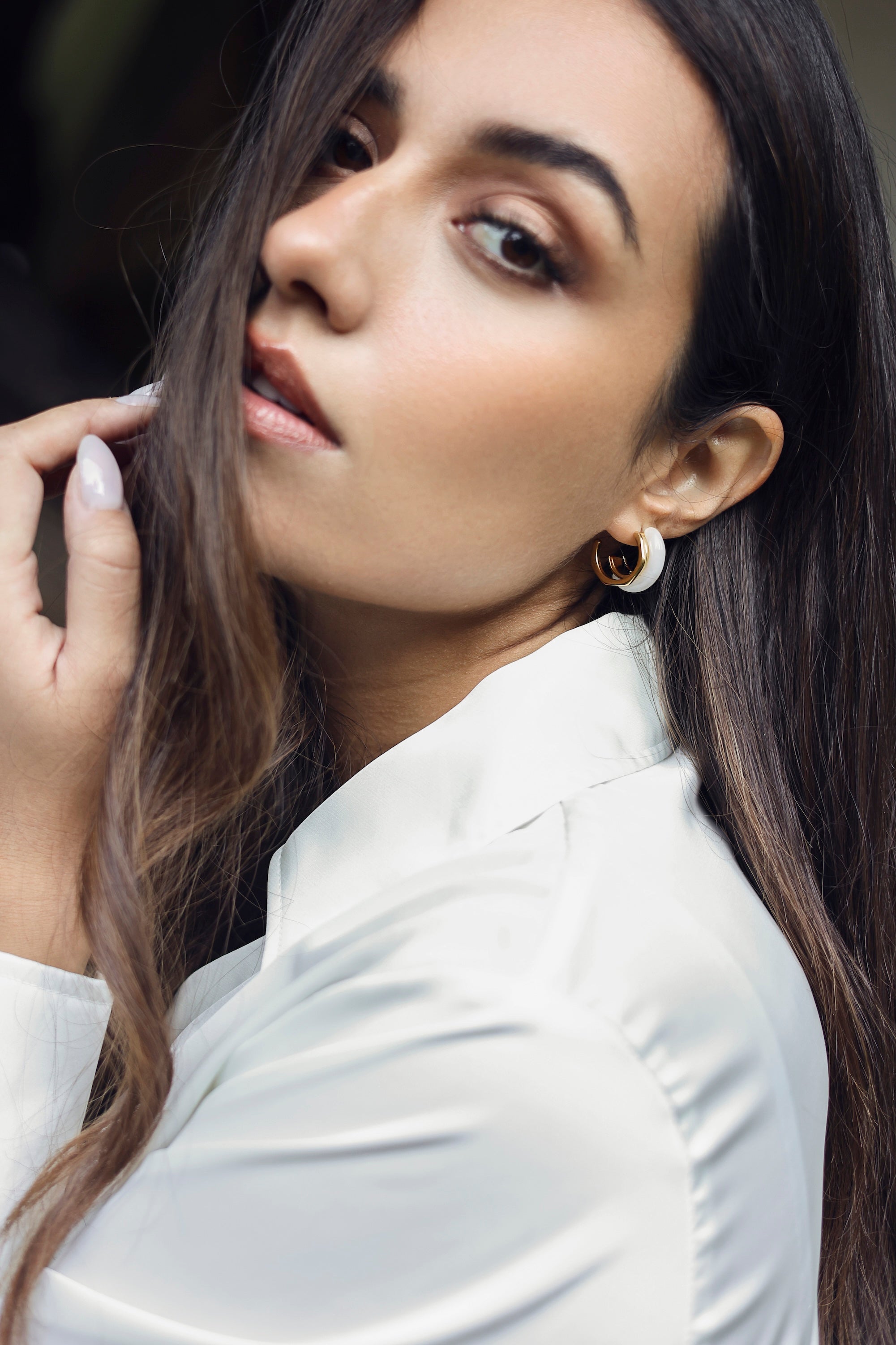 Boucles d'oreilles mini créoles dorées Camy blanc crème avec acétate colorée - Bijou porté