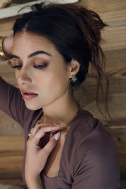 Boucles d'oreilles mini créoles dorées Camy vert avec acétate colorée - Bijou porté
