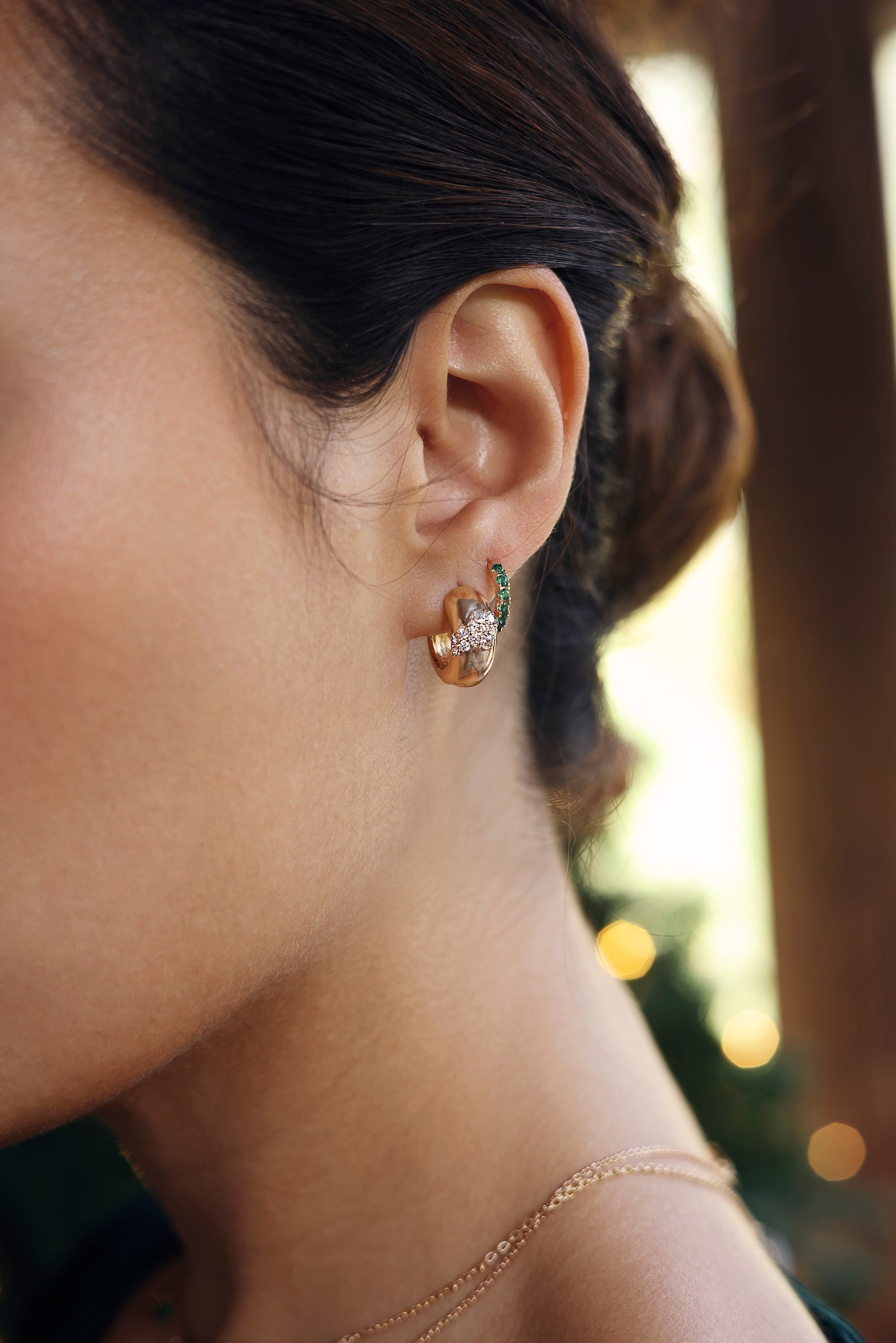 Boucles d'oreilles créoles dorées Denni épaisses et lisse ornées de zircons - Bijou porté