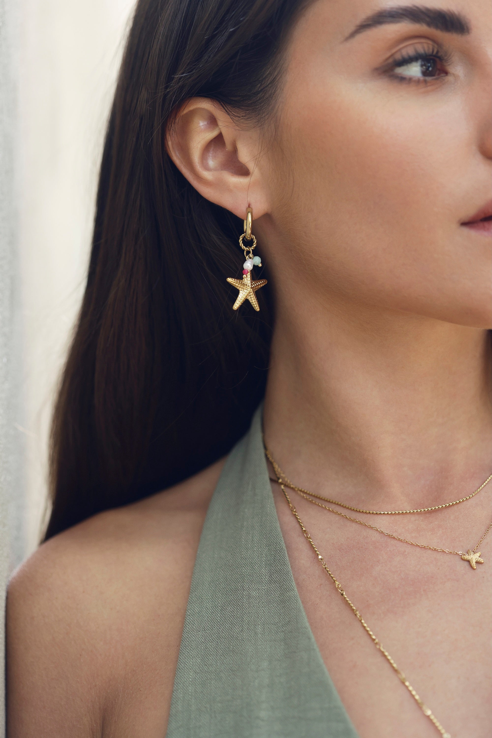 Boucles d'oreilles mini créoles dorées Elisio avec pendentif étoile de mer et pierres natuelles - Bijou porté