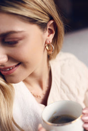 Créoles dorées striées Eloven - Bijou porté