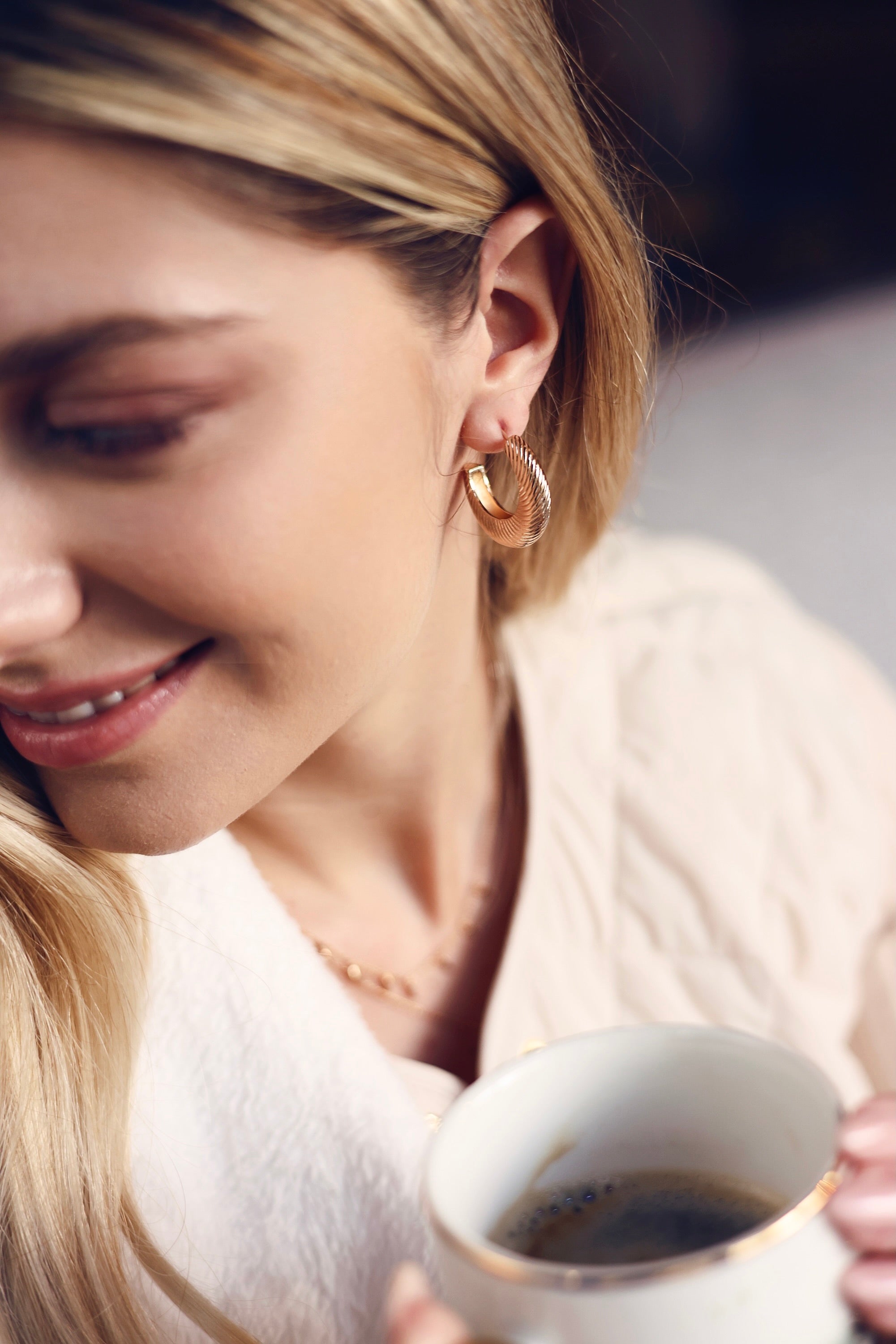 Créoles dorées striées Eloven - Bijou porté