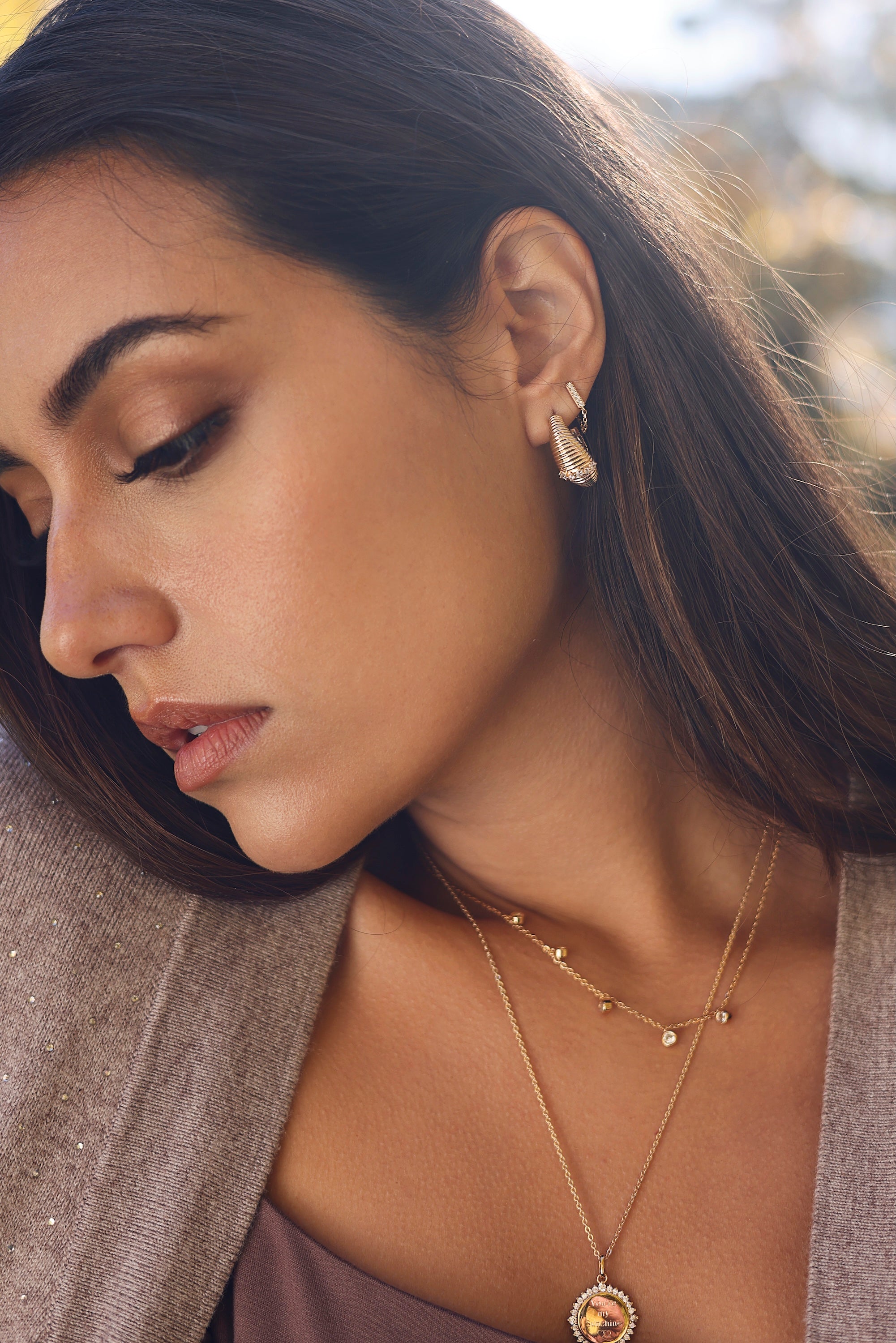 Boucles d'oreilles créoles dorées Ethani striées ornées de zircons - Bijou porté