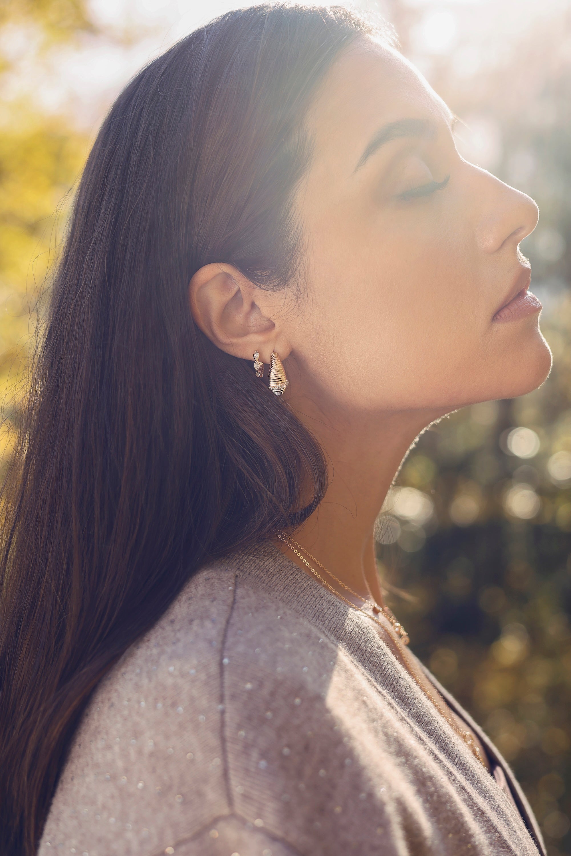 Boucles d'oreilles créoles dorées Ethani striées ornées de zircons - Bijou porté