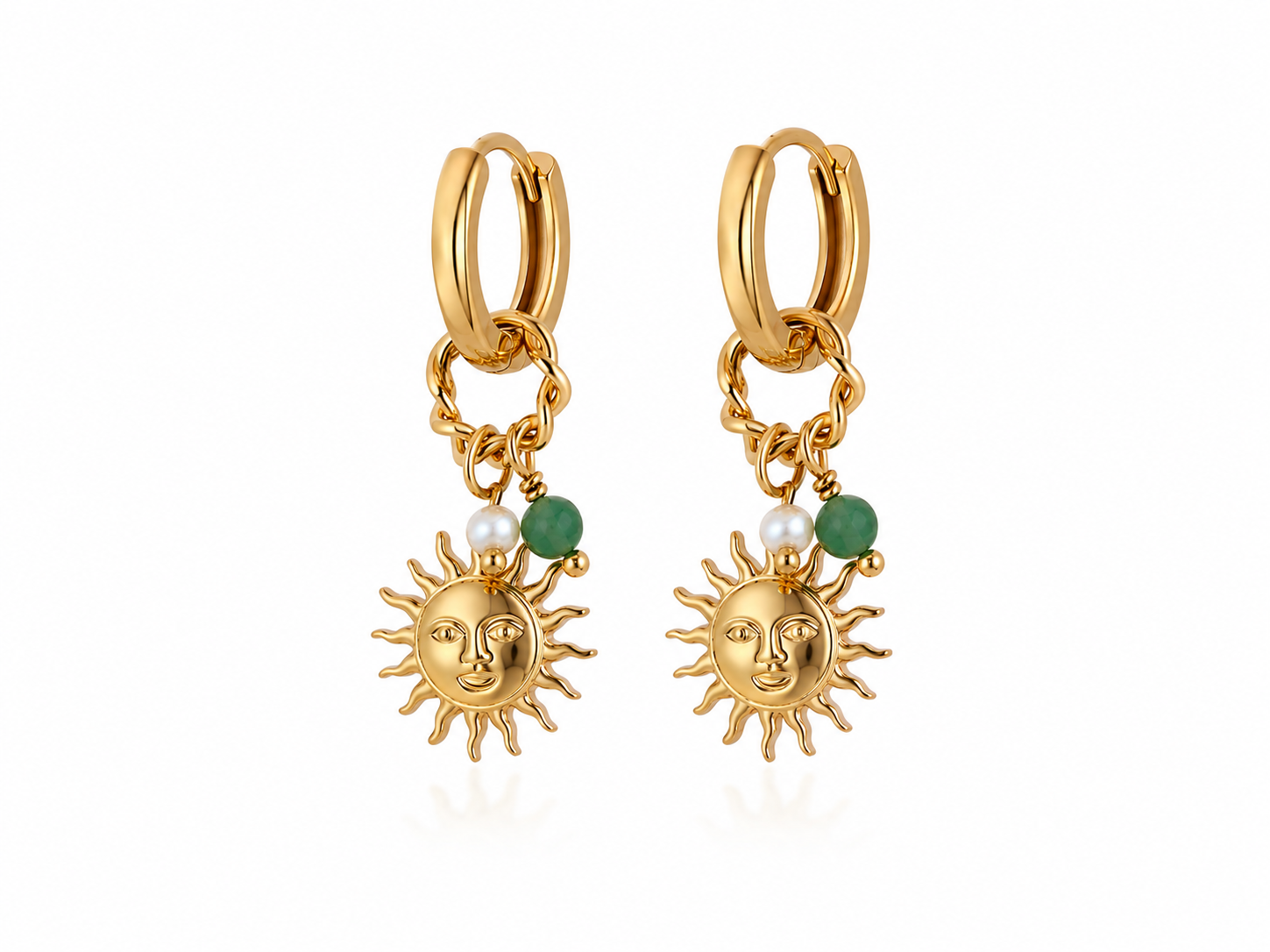 Créoles dorées Eugenie avec pendentifs soleil, nacre et aventurine - Bijou sur fond blanc