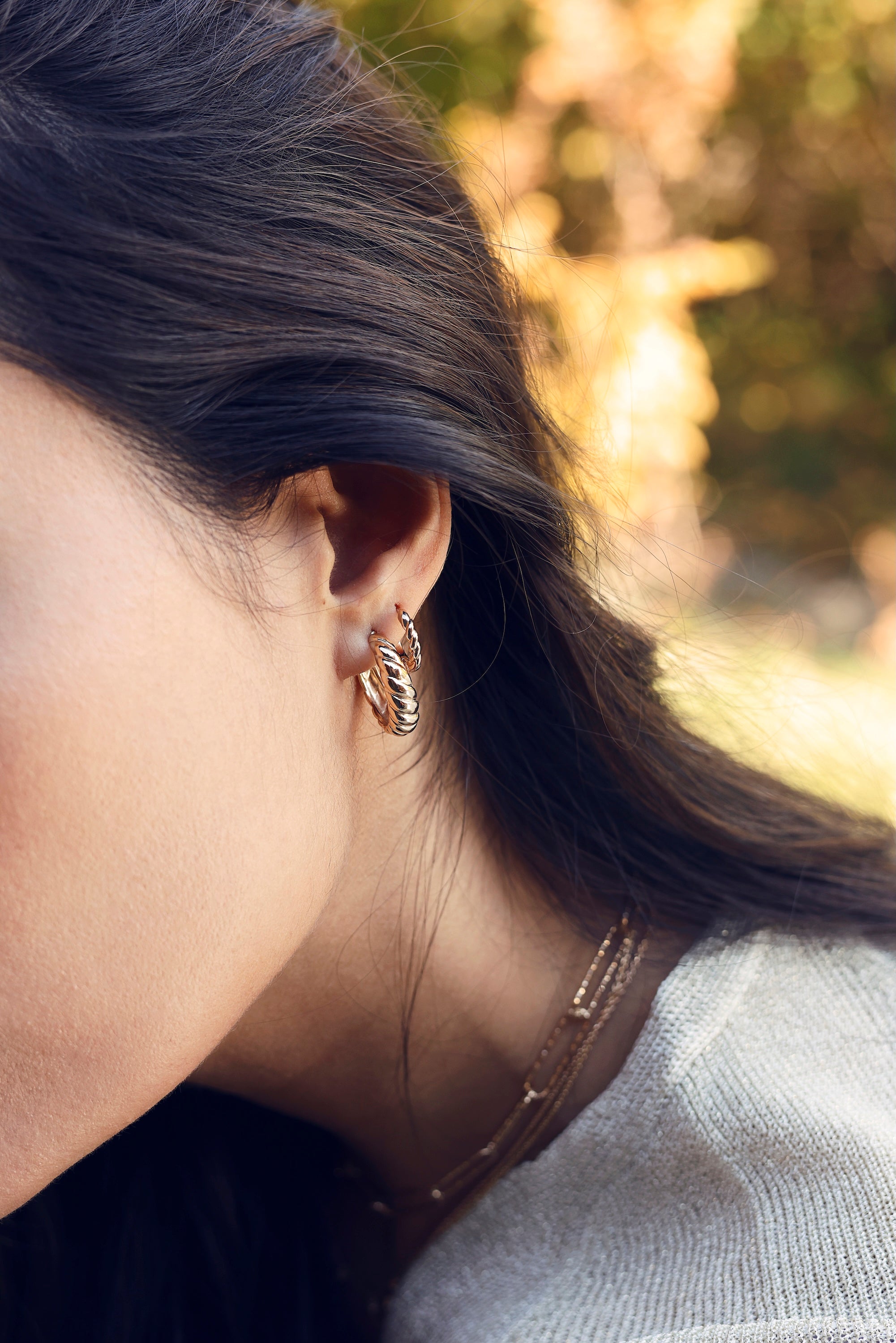 Boucles d'oreilles créoles dorées Evalyn torsadées - Bijou porté