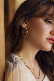 Boucles d'oreilles créoles dorées Gaya 4cm torsadées et texturées - Bijou porté
