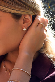 Créoles dorées Hedda blanc avec motifs orientaux sertis de zircons - Bijou porté