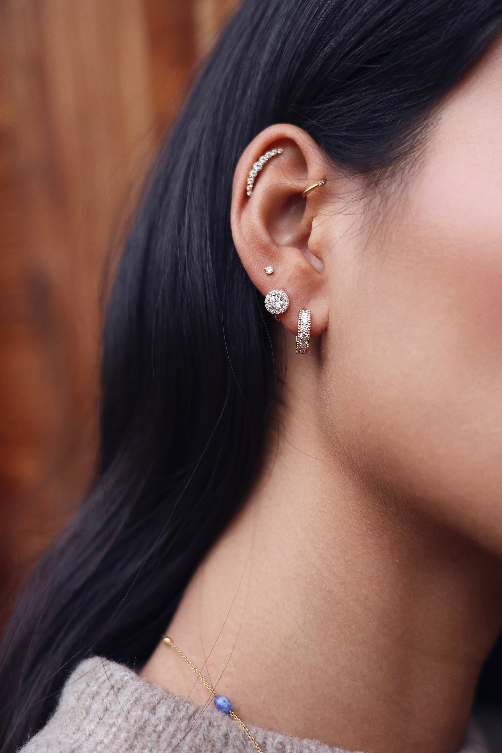 Boucles d'oreilles créoles dorées Ingrid ornées de zircons - Bijou porté