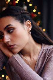 Boucles d'oreilles créoles dorées Janina striées et ornées de zircons colorés - Bijou porté