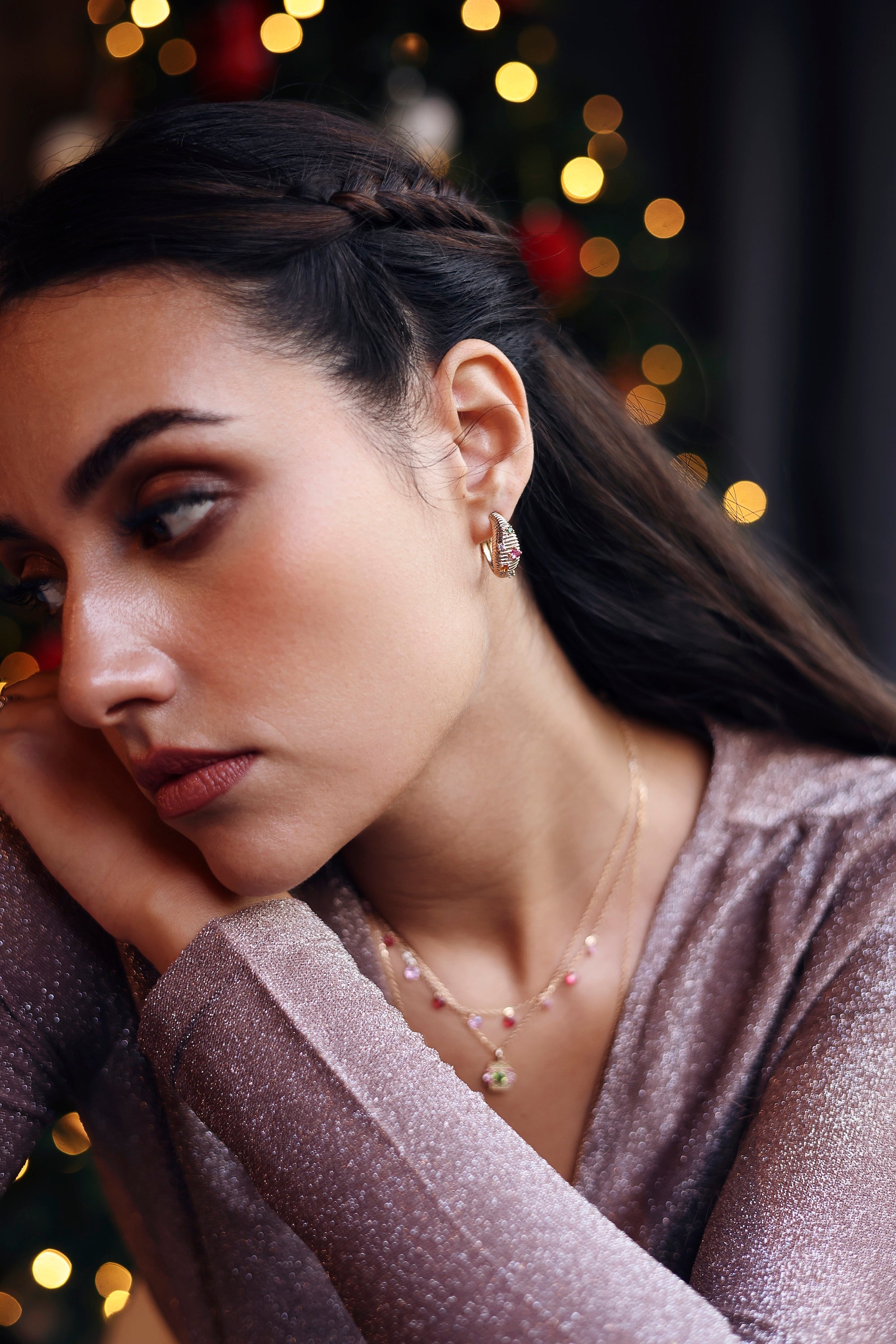 Boucles d'oreilles créoles dorées Janina striées et ornées de zircons colorés - Bijou porté