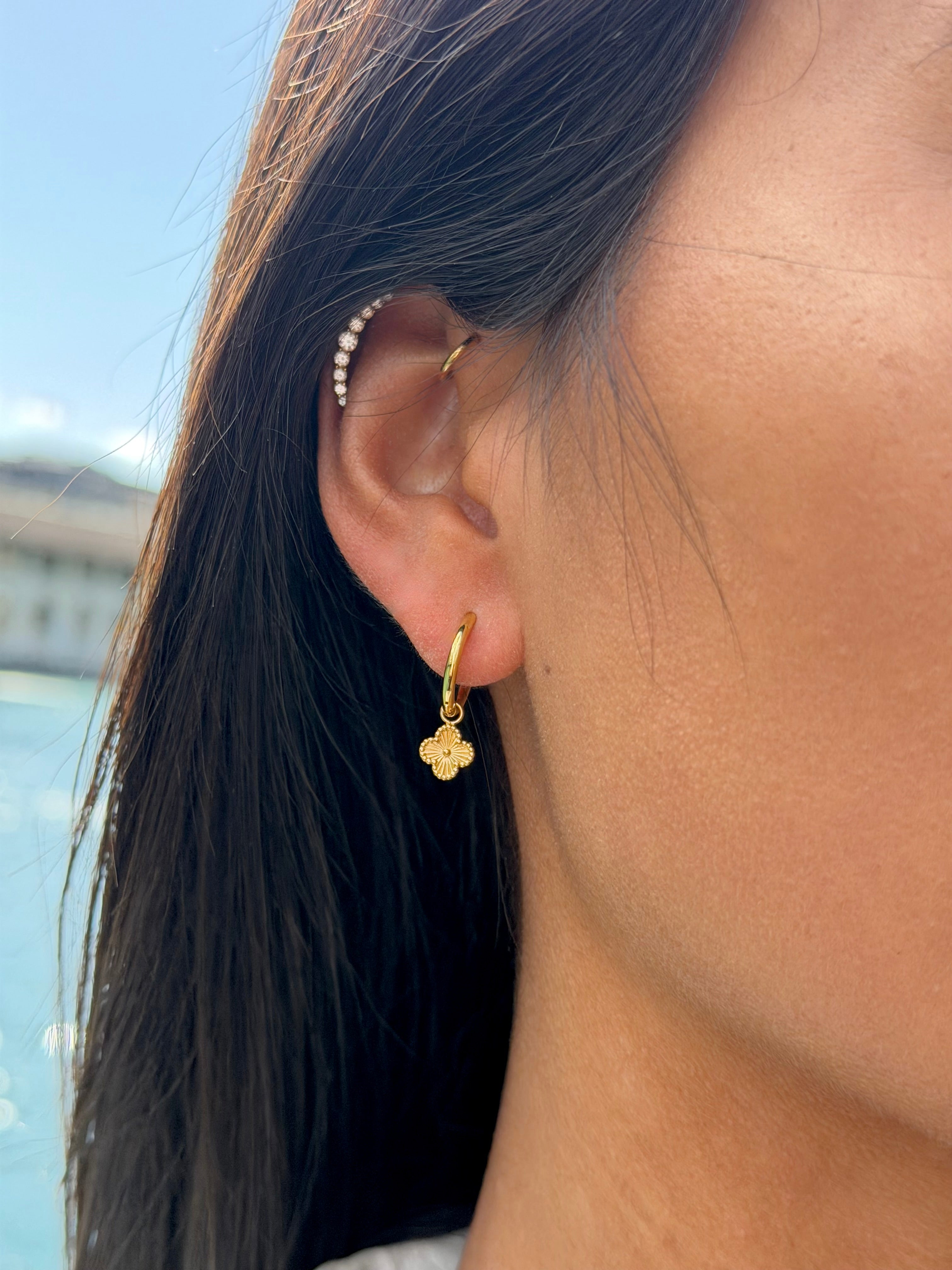 Boucles d'oreilles mini créoles dorées Keria avec pendentif trèfle texturé - Bijou porté