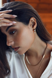 Créoles dorées Latifa épaisses avec pendentif zircon - Bijou porté