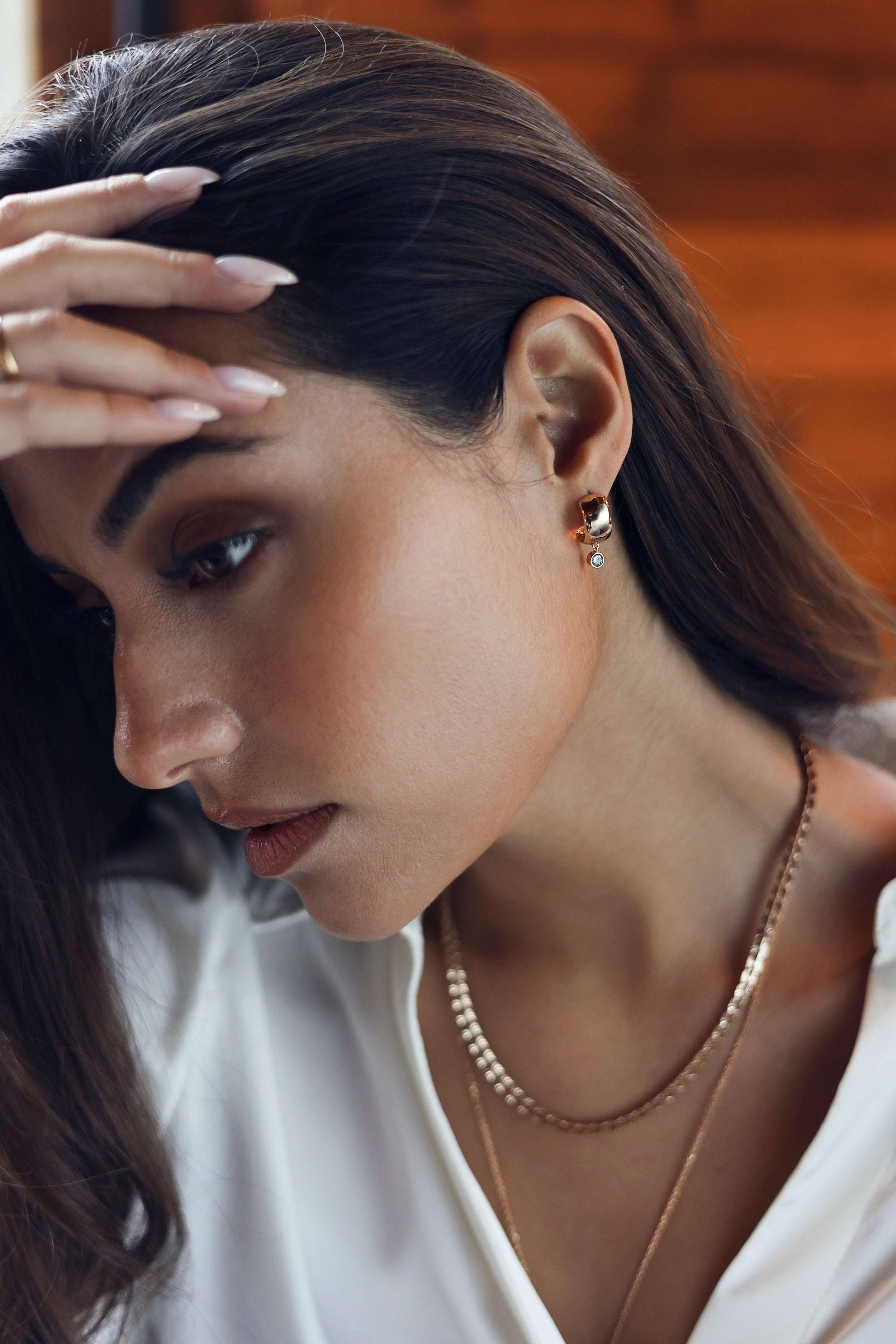 Créoles dorées Latifa épaisses avec pendentif zircon - Bijou porté