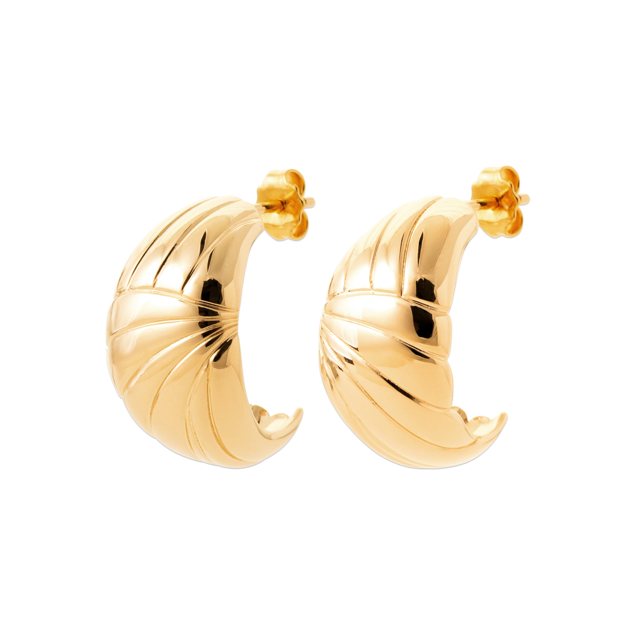 Boucles d'oreilles créoles dorées Linnea texturées - Bijou photographié sur fond blanc