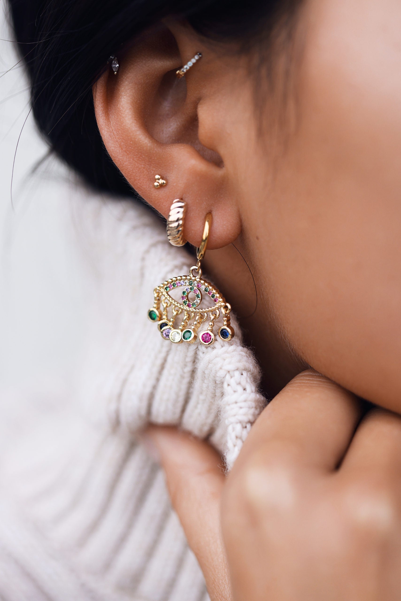 Boucles d'oreilles créoles Lison œil zircons multicolores - Bijou porté