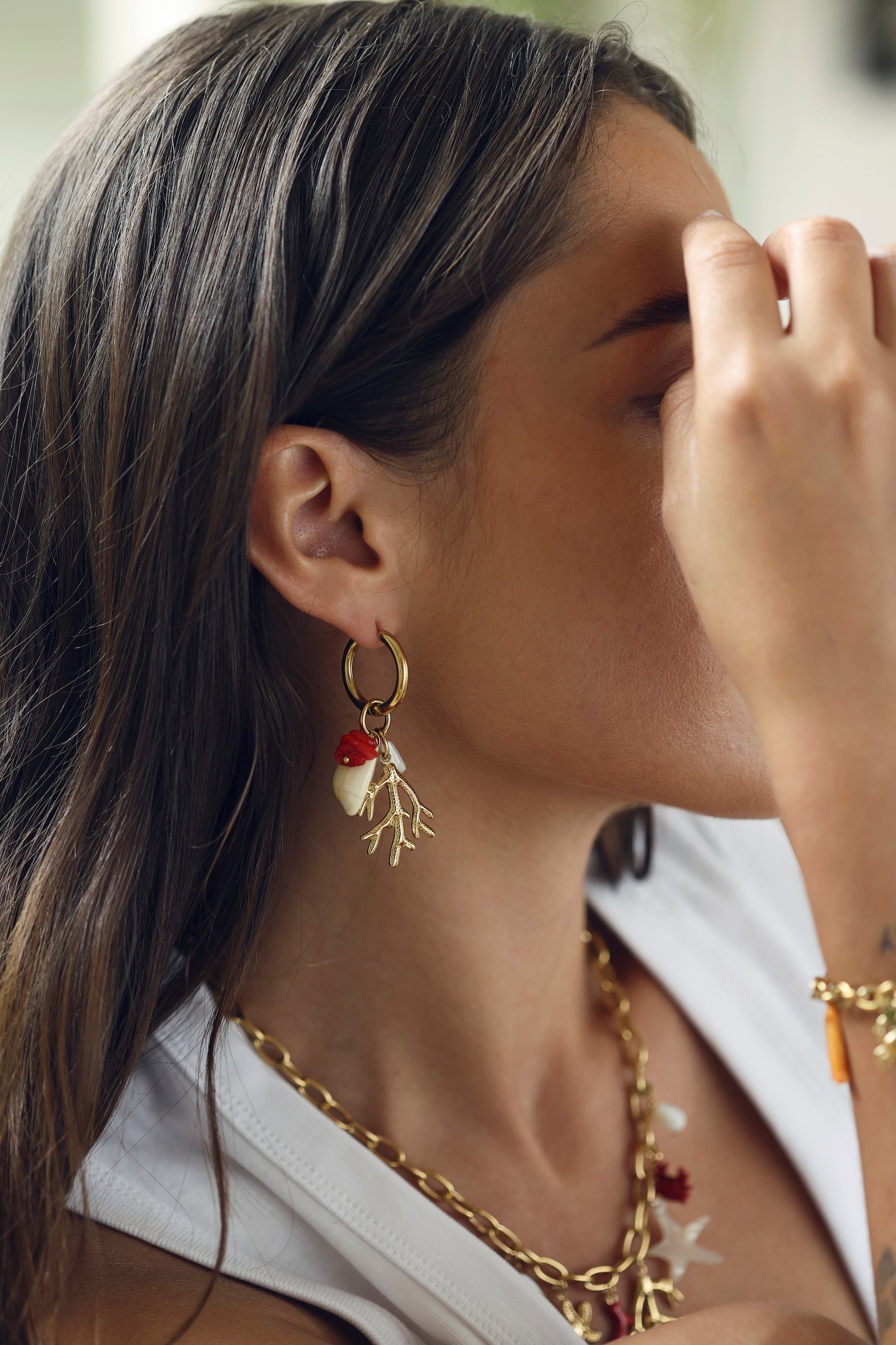 Boucles d'oreilles mini créoles dorées Lowen avec pendentifs corail, coquillage et pierres naturelles - Bijou porté