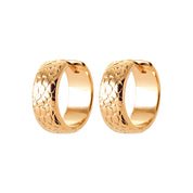 Boucles d'oreilles créoles dorées Lucie épaisses avec motif crocodile - Bijou photographié sur fond blanc