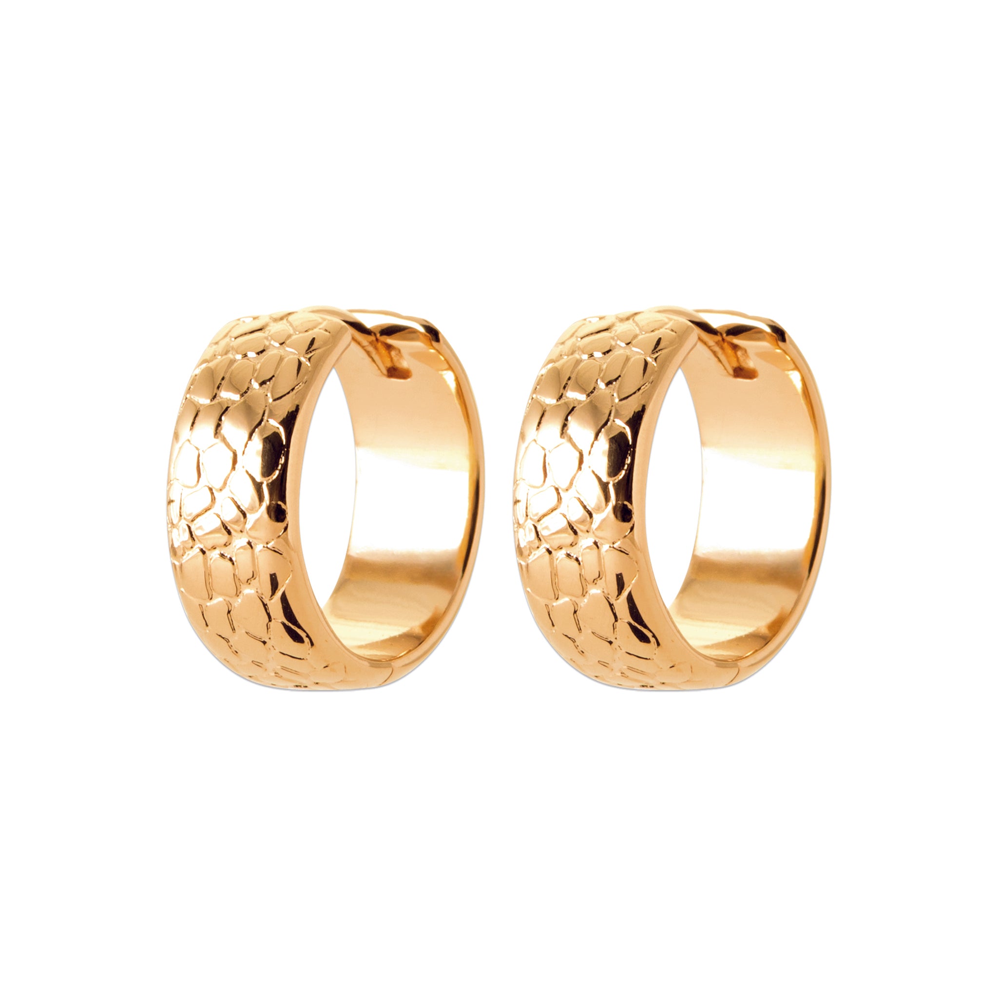 Boucles d'oreilles créoles dorées Lucie épaisses avec motif crocodile - Bijou photographié sur fond blanc