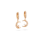 Mini créoles dorées Lulia pendentif lune serties de zircons - Bijou photographié sur fond blanc