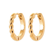 Boucles d'oreilles créoles dorées Lyna torsadées - Bijou photographié sur fond blanc