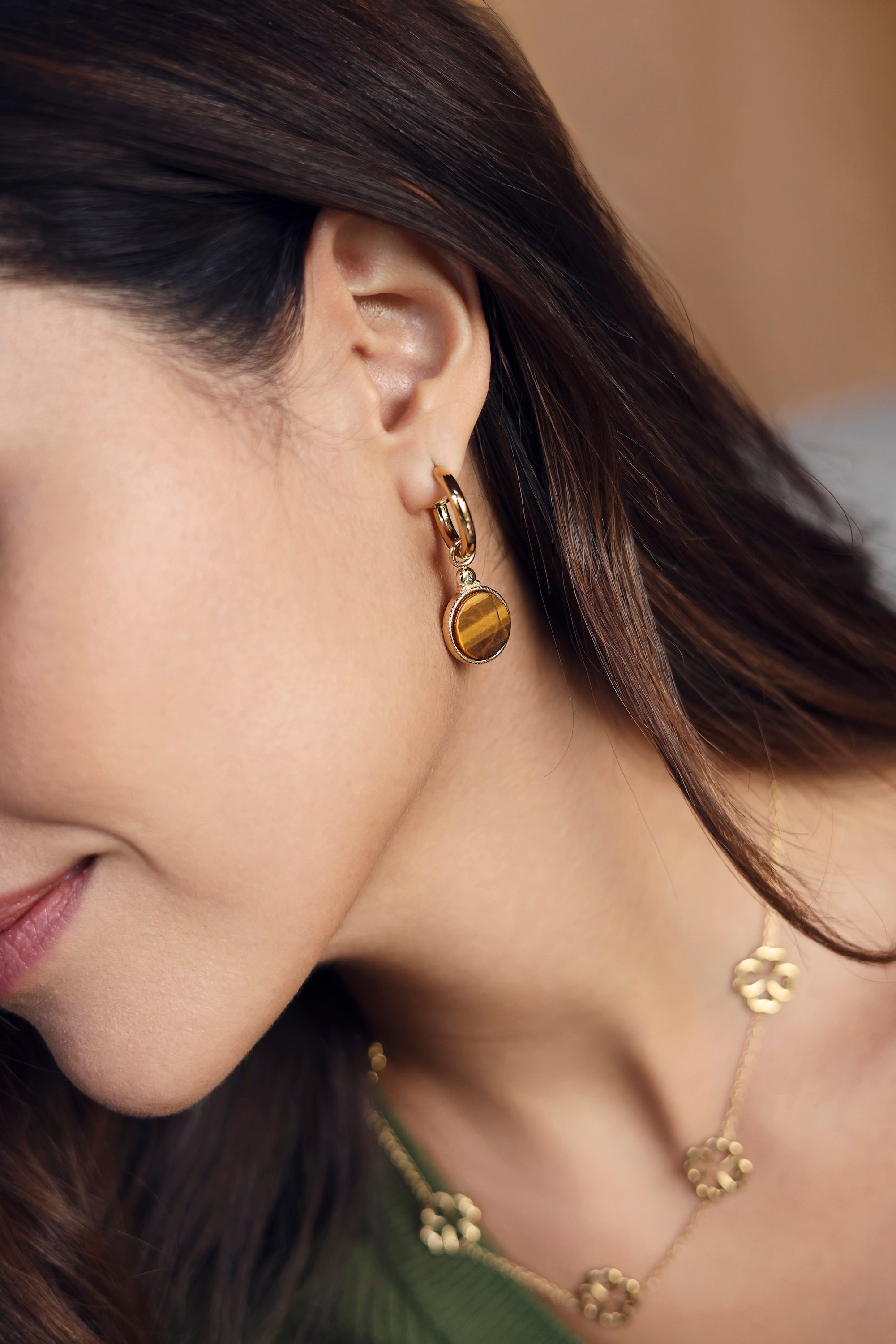 Boucles d'oreilles mini créoles dorées Mabelle oeil de tigre avec pendentif rond orné d'une pierre naturelle - Bijou porté
