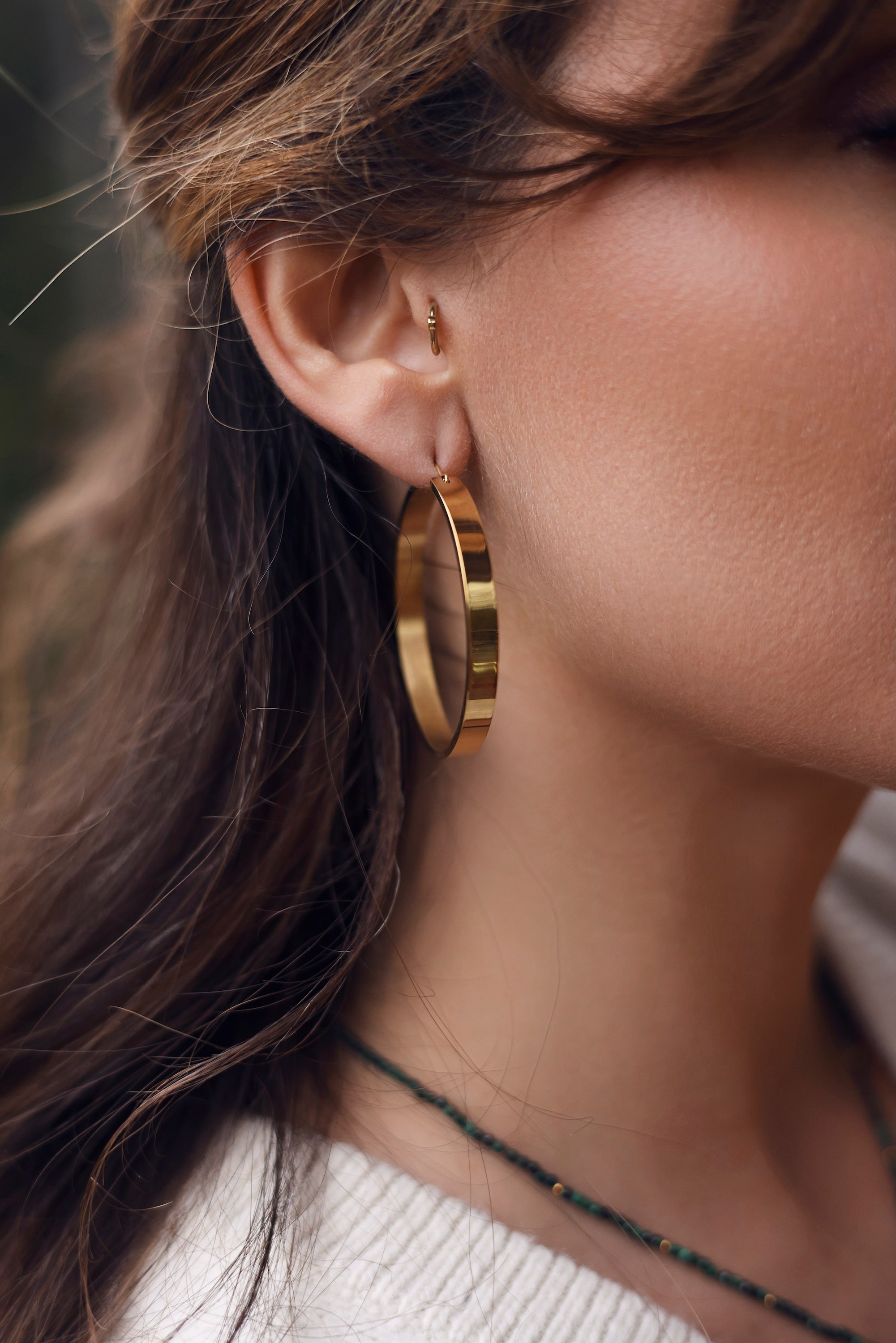 Créoles dorées Maddie lisses - Bijou porté