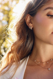 Créoles dorées Marla vert et rose ornées de zircons colorés pastels verts et roses - Bijou porté