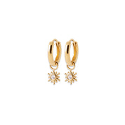 Boucles d'oreilles mini créoles dorées Maryse simples ornées d'un pendentif soleil serti d'un zircon - Bijou sur fond blanc