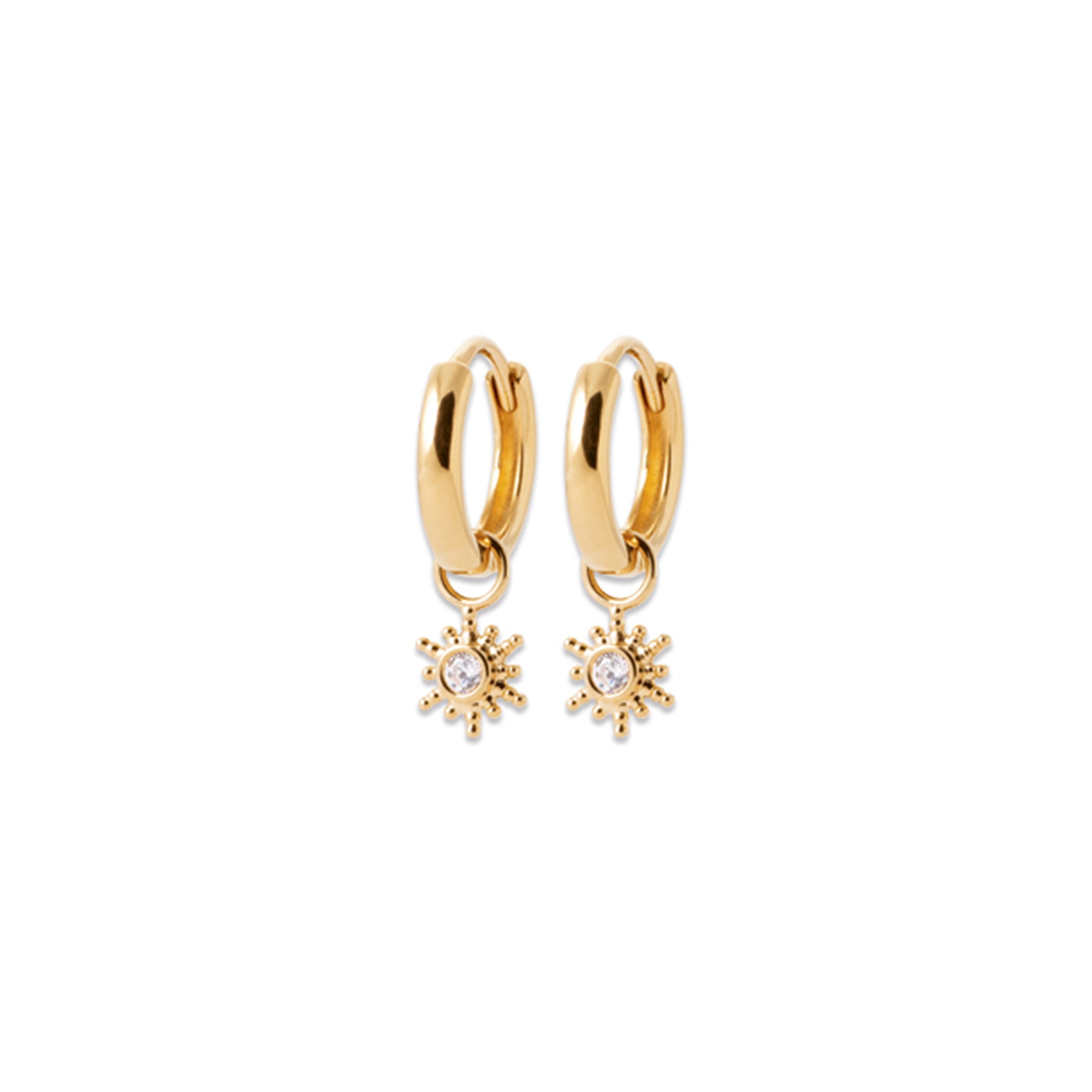 Boucles d'oreilles mini créoles dorées Maryse simples ornées d'un pendentif soleil serti d'un zircon - Bijou sur fond blanc