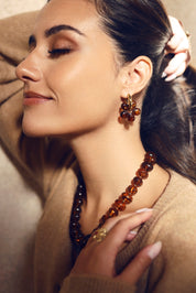 Créoles dorées Mayte marron avec pendentif fleur en acétate - Bijou porté