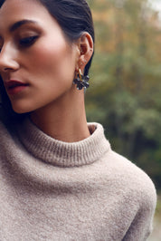 Créoles dorées Mayte noir avec pendentif fleur en acétate - Bijou porté