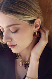 Créoles dorées Mayte prune avec pendentif fleur en acétate - Bijou porté
