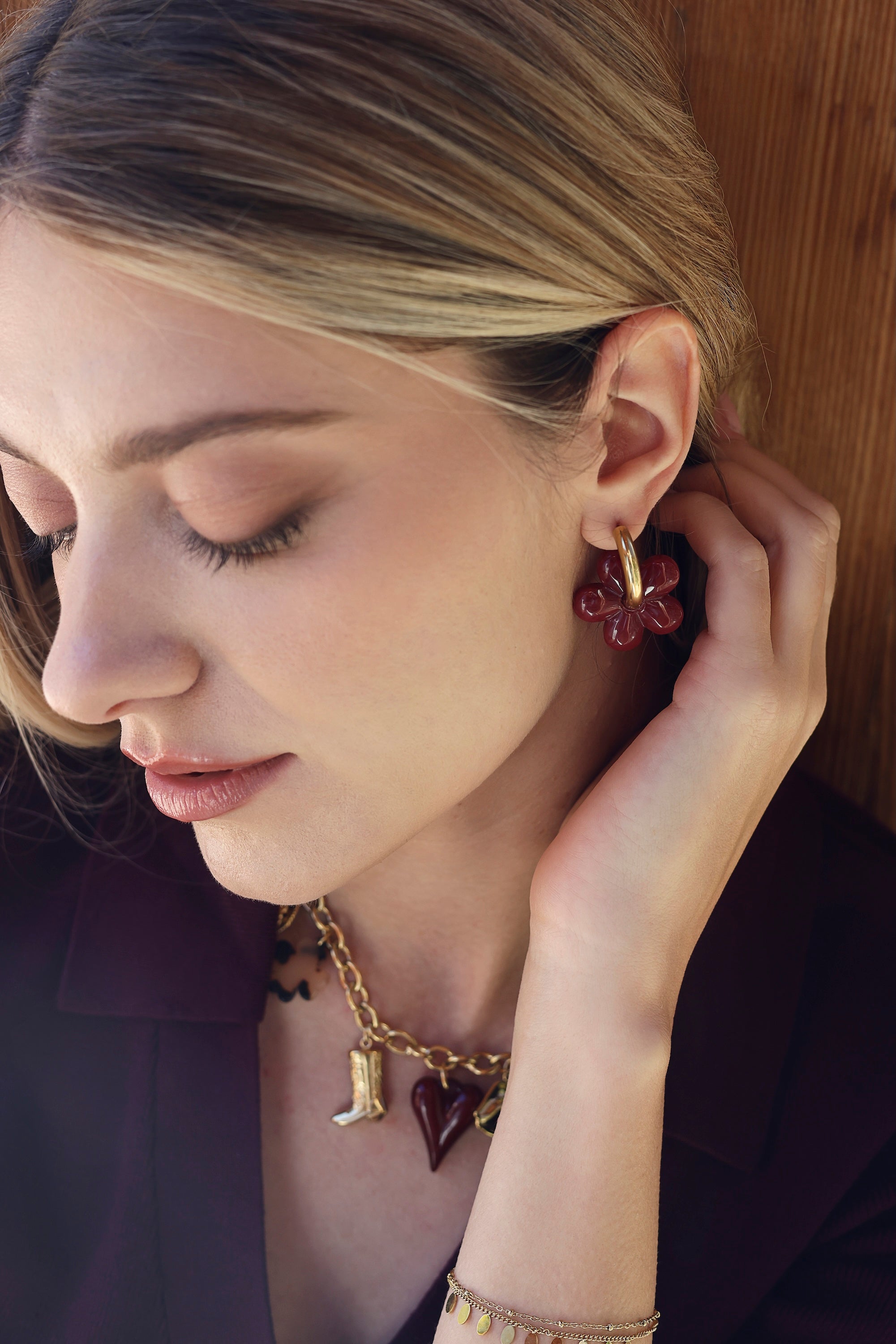 Créoles dorées Mayte prune avec pendentif fleur en acétate - Bijou porté
