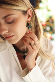 Créoles dorées Mayte vert avec pendentif fleur en acétate - Bijou porté