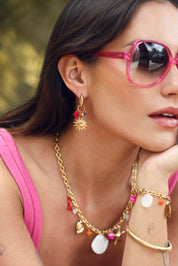 Boucles d'oreilles mini créoles dorées Michaela avec pendentif soleil et pierres naturelles - Bijou porté