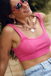 Boucles d'oreilles mini créoles dorées Michaela avec pendentif soleil et pierres naturelles - Bijou porté