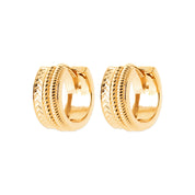 Boucles d'oreilles créoles dorées Micky texturées - Bijou photographié sur fond blanc