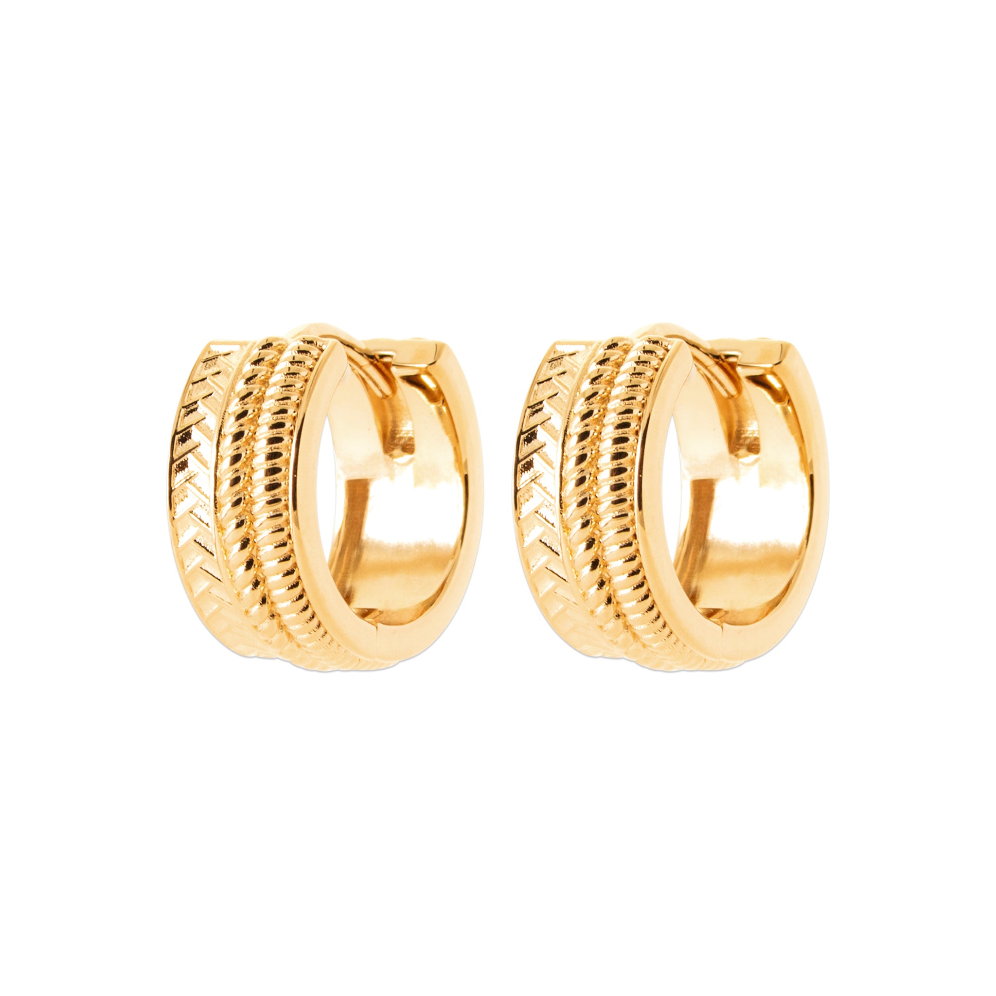 Boucles d'oreilles créoles dorées Micky texturées - Bijou photographié sur fond blanc