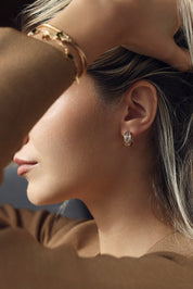 Boucles d'oreilles créoles dorées Micky vert et rose texturées et ornées de zircons colorés - Bijou porté